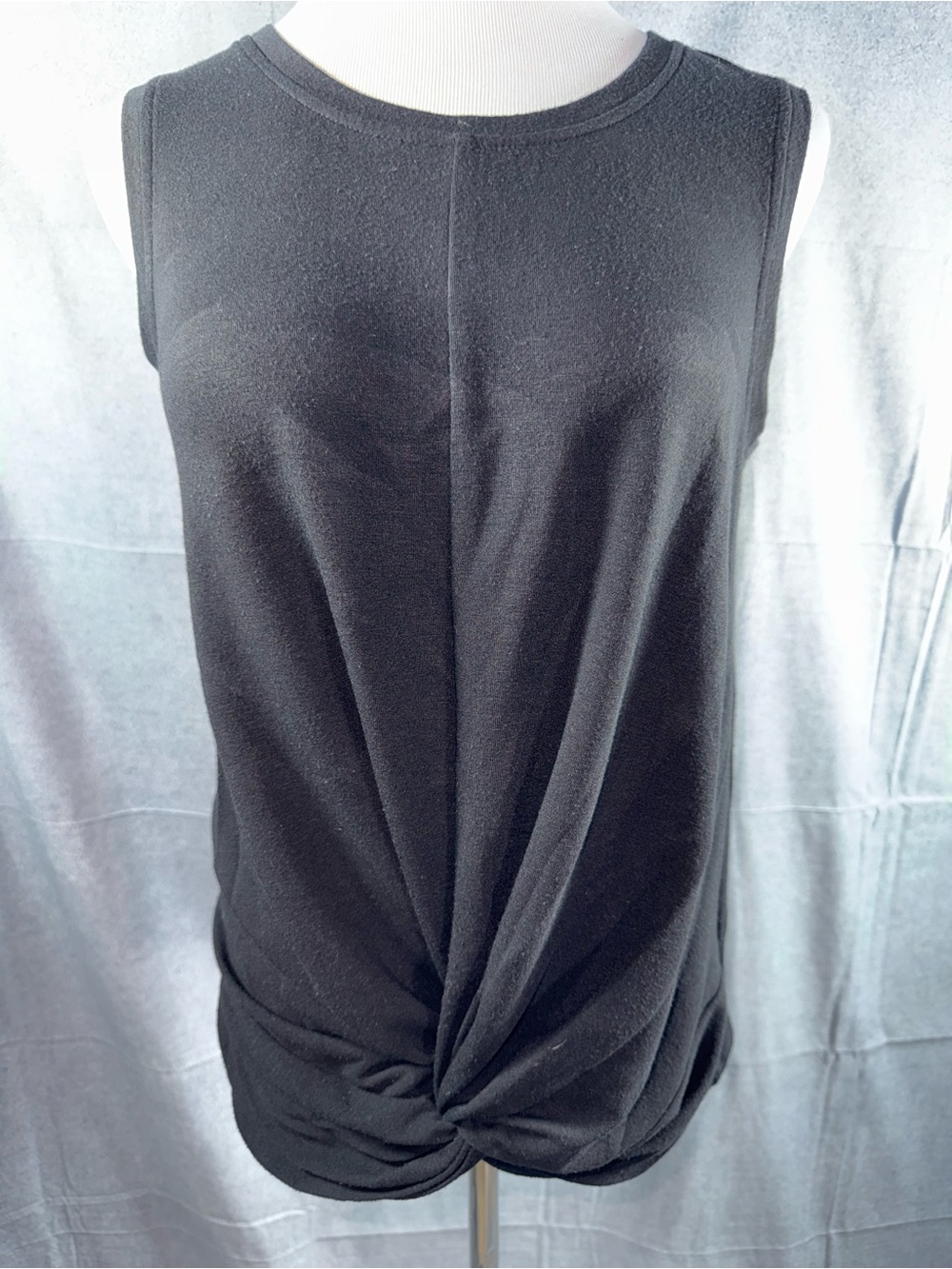 2533-Cable & Gauge Black Sleeveless Twist-Hem Tank Top